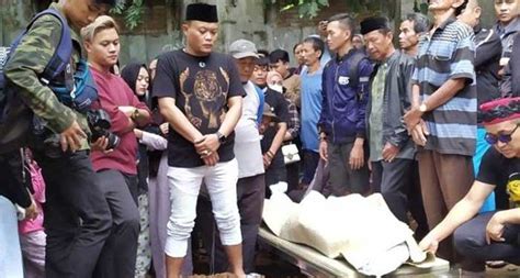 Mantan istri komedian sule itu dinyatakan sudah mengembuskan napas terakhir sebelum tiba di rumah sakit al islam bandung, jawa barat. Mantan Istri Sule Meninggal Dunia Usai Shalat Subuh - Islampos