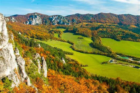 Reseguide till slovakien, bratislava, banská štiavnica & modra. Landskap För Slovakien Bergskog På Hösten, Sulov ...