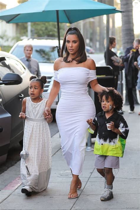 Kim Kardashian Saint West North West La Famille Kardashian Arrivent