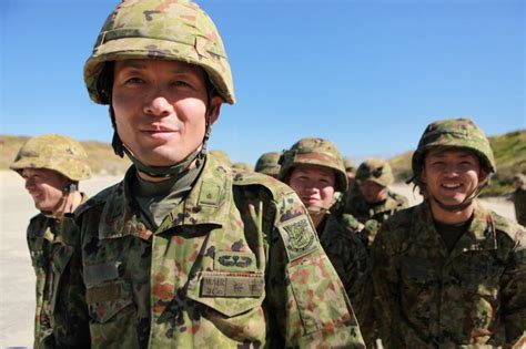 日本自卫队干部因猥亵30名未成年女性被停职，学历不低的自卫队为何性丑闻频发？