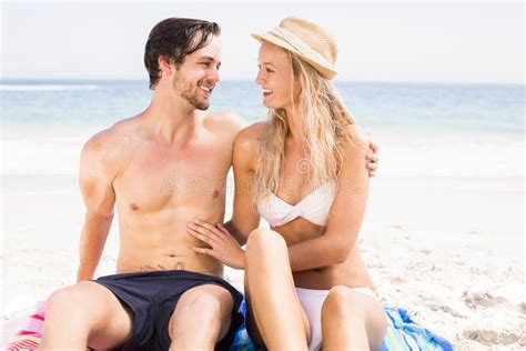 Jonge Paarzitting En Het Spreken Op Het Strand Stock Foto Image Of Opwinding Bikini