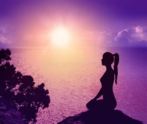 Les meilleurs livres de yoga et de méditation ont le pouvoir de changer nos vies. Silhouette D'une Femme Sur La Plage Yoga Et Méditation ...