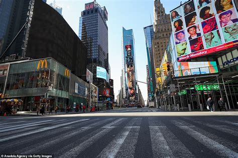 Times Square That Attracts K Visitors A Day Now Lies Deserted In New York S Coronavirus