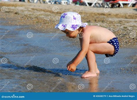 Bambina Che Cerca Le Coperture Sulla Spiaggia Immagine Stock Immagine Di Intrattenimento