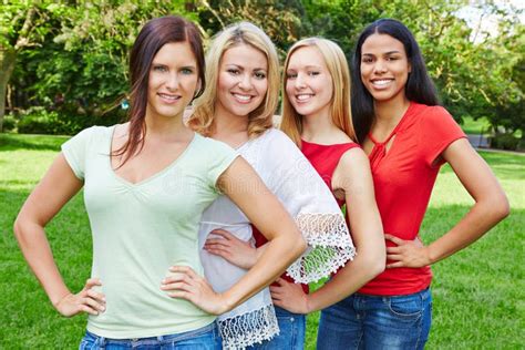 Grupa Cztery Szczęśliwej Kobiety W Naturze Obraz Stock Obraz złożonej