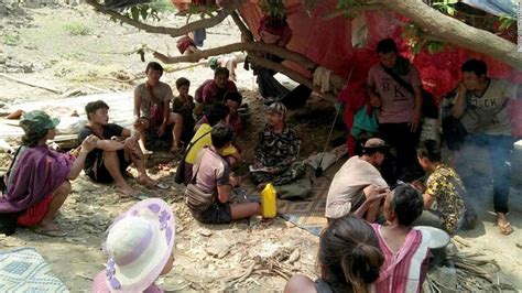 ミャンマーとタイの国境を越え休憩をとるタイの避難民＝28日、タイのメーホンソン県 jp