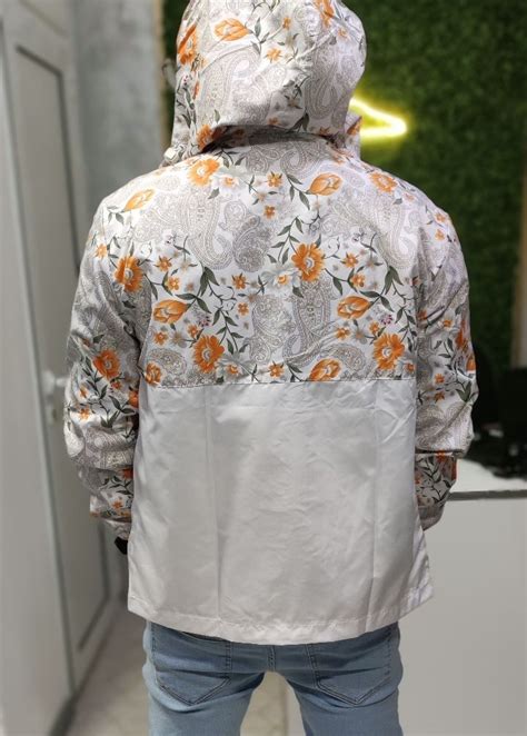 Мъжка ветровка бяла с оранжеви цветя Айлякстайл