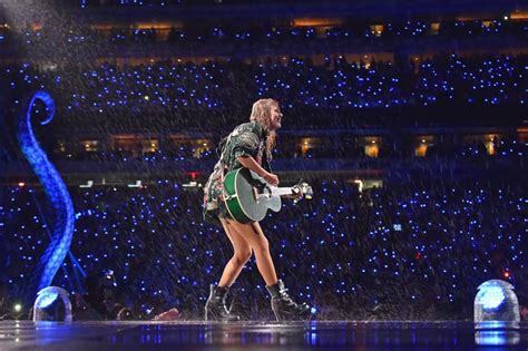 Taylor Swift Reputation Concert In The Rain Photos Popsugar Celebrity