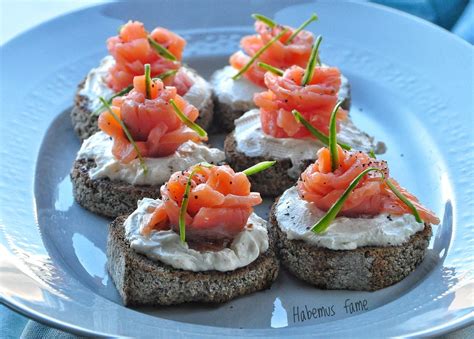 La ricetta che oggi vi proponiamo, è un piatto semplice da realizzare facilmente i crostini con la farcitura di salmone affumicato e panna fresca da cucina, sono ottimi da proporre il philadelphia è un formaggio spalmabile perfetto per i crostini, con cui realizzare infiniti. Crostini con mousse di philadelphia e salmone | Habemus ...