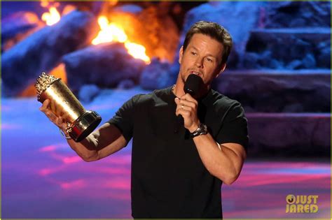 Photo Mark Wahlberg Wins Generation Award At Mtv Movie Awards 2014 01