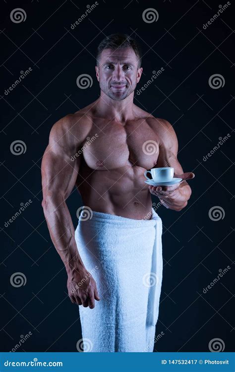 Atleta Con Il Torso Nudo Uomo Sexy In Asciugamano Di Bagno Uomo Dell Ente Muscolare Dopo La