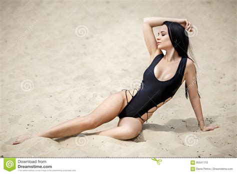 Mooi Meisje In Een Sexy Bikini Op Het Strand Stock Foto Image Of