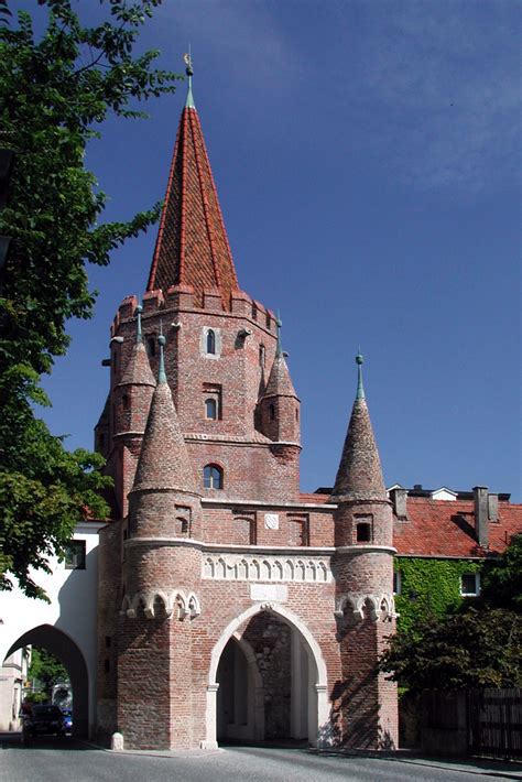 The university of ingolstadt was founded in 1472 by louis the rich, the duke of bavaria at the time, and its first chancellor was the bishop of eichstätt. Kreuztor (Ingolstadt) - Wikipedia