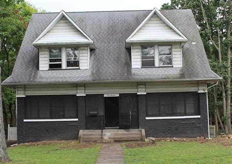 If the siding has signs of mildew, see how to remove mildew from siding. Removing Aluminum Siding from Craftsman - OldHouseGuy Blog