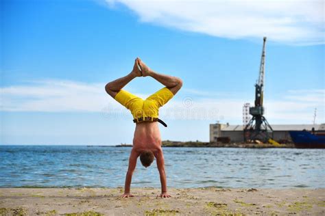Uomo Che Fa Yoga All Aperto Esercizio Di Pratica Di Forma Fisica Di