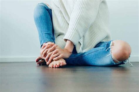Angkat pinggul dan kaki kiri ke arah atas. Cedera Engkel Kaki: Penanganan, Pemulihan, dll