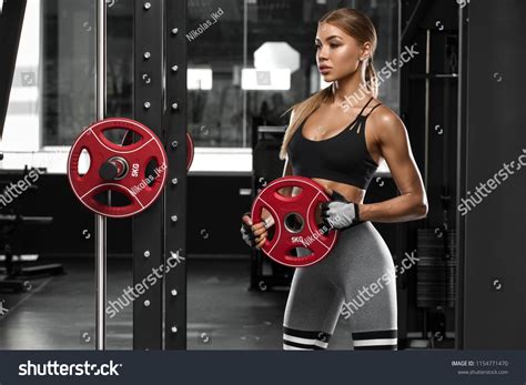 Sexy Athletic Girl Working Out Gym Stok Fotoğrafı Şimdi Düzenle