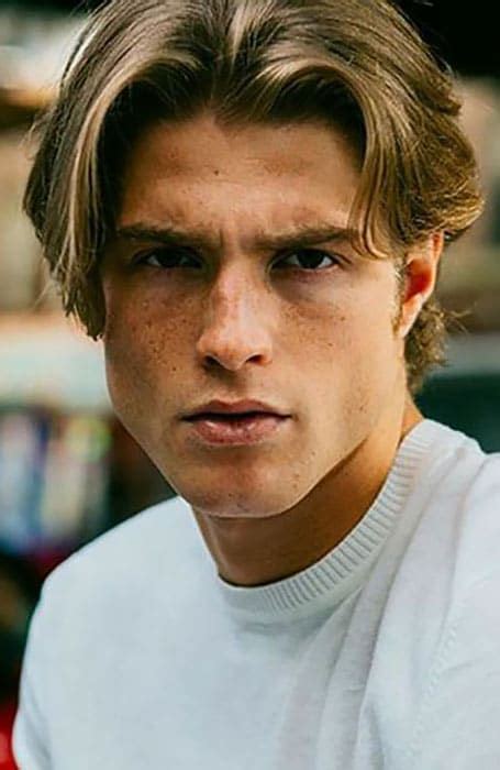 Stylish Middle Part Hairstyles For Men Middle Part Hairstyles Mens Haircuts Medium Middle