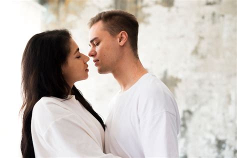 Close Up Dun Couple Dans Lamour Pose En Embrassant Télécharger Des Photos Gratuitement