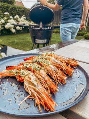 Gegrilde gambas van de barbecue met knoflook