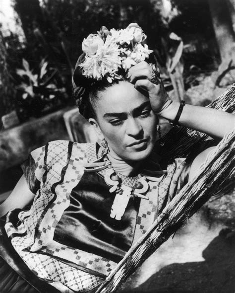 Este Es El L Piz De Cejas Perfecto Firmado Frida Kahlo Vogue