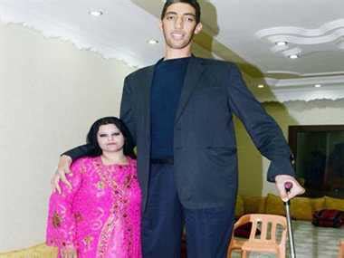 Worlds Tallest Man Sultan Kosen Marries Bride Who Barely Reaches His Waist News In Hindi