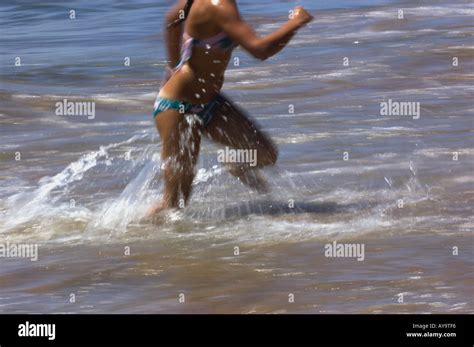 Pre Teen Mädchen Bikini Fotos Und Bildmaterial In Hoher Auflösung Alamy