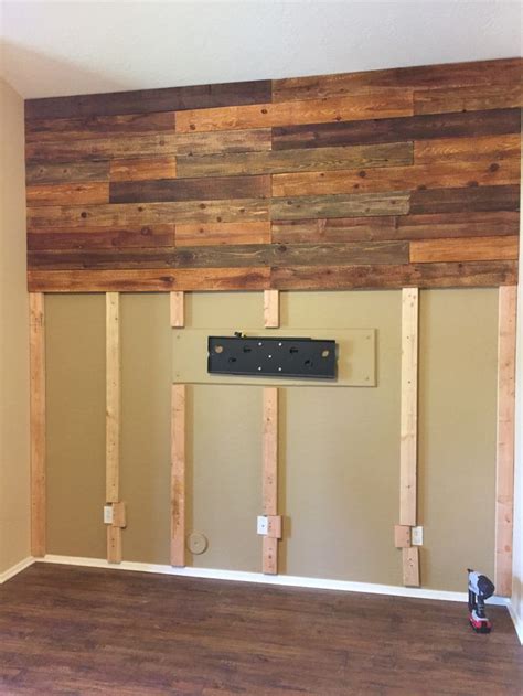 Wenn sie jedoch nicht auf die gemütliche atmosphäre durch eine holzbalkendecke in den wohnräumen verzichten wollen, so sollten sie sich für ein aus holz gebautes haus entscheiden. wand holzverkleidung | Rustikale holzwände, Wandgestaltung ...