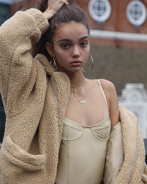 Inka Williams Poking Out Rcelebs