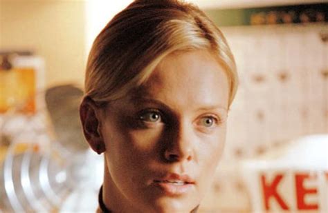 I recollect it now from the cannes film festival, which wahlberg and company, who have lost the gold, are determined to get it back again, and enlist sutherland's daughter, stella ( charlize theron ), who. The Italian Job (2003) - Film | cinema.de