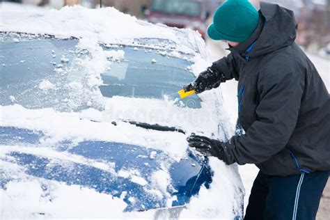 Man Scraping Ice Off Car Stock Image Image Of Freeze 48082989