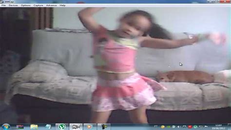 Menina dançando dança do ventre. menina dançando kuduro.. - YouTube