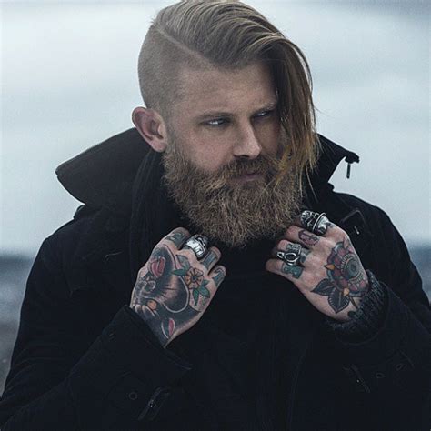 Ragnar's classic viking hairstyle is the one he sports throughout the majority of the first season. {title} (met afbeeldingen) | Viking haar, Baard stijl, Kapsels