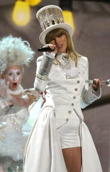 taylor swift lookbook grammys 2013 taylor s circus ringleader all white outfit