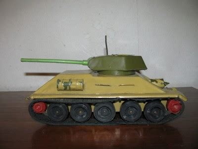 W książce bohaterowie używali czołgu „rudy 102, którym był początkowo pojazd w wersji. CZOŁG BLASZANY ZABAWKA - RUDY 102 - PRL - KLASYK ...