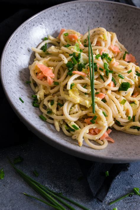 Gebratene Spaghetti mit Lachs