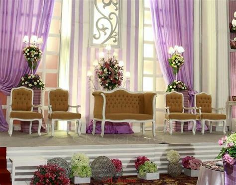 Oh ya jangan lupa juga untuk memberitahukan warna baju pengantin, agar jasa dekor dapat membuat dekorasinya serasi dengan baju pengantin. Kursi Sofa Wedding Minimalis, kursi pengantin, kursi ...