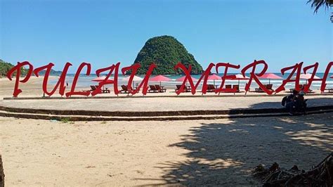 Hasil gambar untuk definisi pulau merah pulau merah atau pulo merah adalah sebuah pantai dan objek wisata di kecamatan pesanggaran, banyuwangi. Pantai Pulau Merah, Tempat Terbaik untuk Nikmati Pesona ...