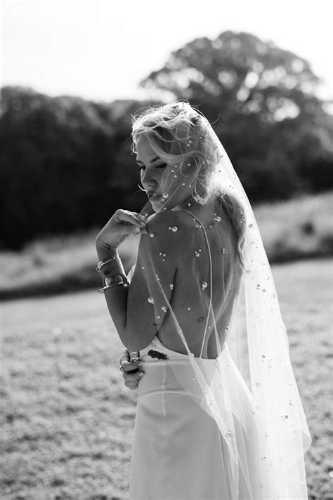 blog courtney illfield photography dreamy wedding wedding veil wedding modern perfect