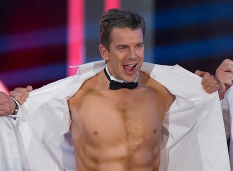 We have to do everything we can to get people vaccinated. Langweiliges "Wetten, dass..?": Markus Lanz geht mit ...