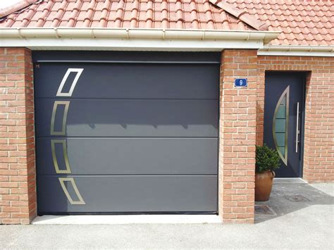 Les portes sectionnelles à double paroi sont particulièrement indiquées pour les garages accolés à l'habitat. Pose de portes de garage à refoulement plafond - Devis ...