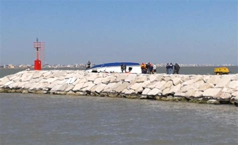 Rimini Si Lancia Con L Auto In Mare E Rifiuta I Soccorsi Uomo Muore