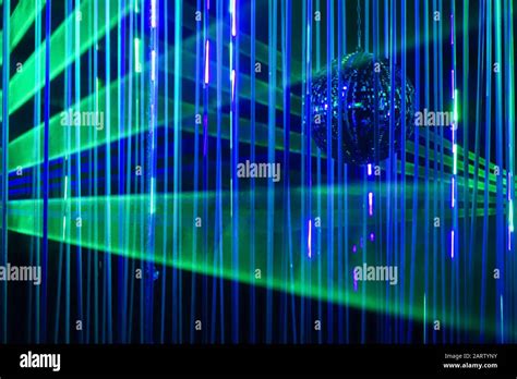 Grüne und blaue Laserstrahlen auf schwarzem Hintergrund. Laser zeigt