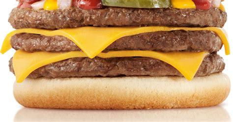 Triplo Cheeseburger volta ao cardápio do McDonalds em dezembro