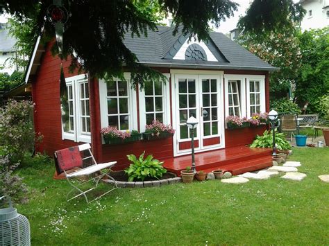 Ein angesagter wohntrend ist der sogenannte „shabby chic. Wie gemütlich! Das schwedenrote Gartenhaus im Clockhouse ...