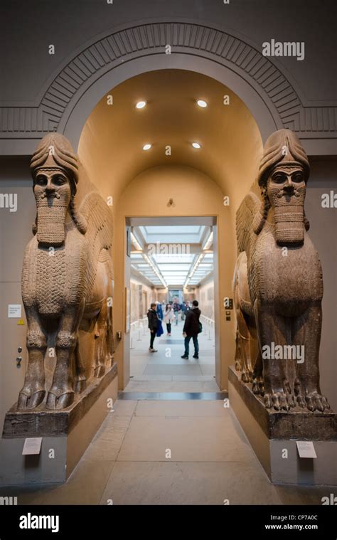 Estatuas Monumentales Asirias De Toros Alados Fotos E Imágenes De Stock