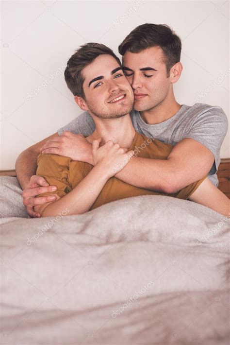 Para gejów leżąc razem w łóżku Zdjęcie stockowe mavoimages