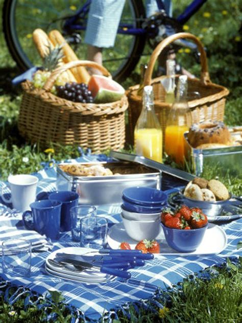From picnic food suggestions to packing it all up in a cute picnic basket! hansel y greta: Ideas originales para ir de picnic