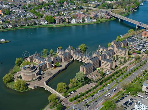 Toerisme, recreatie, shoppen, parkeren, de dorpen. aerial view | Maastricht, the Gouvernement aan de Maas or ...