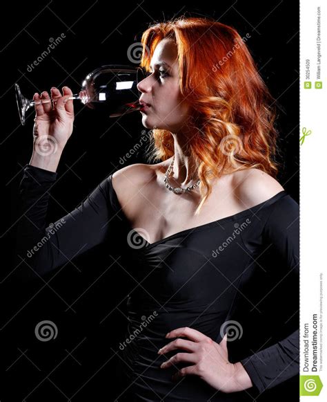 Frau Mit Dem Schönen Roten Haar Trinkt Ein Glas Rotwein Stockbild Bild Von Wein Sexuell 30254509